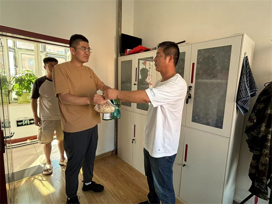 0718綜合調(diào)查設(shè)計處組織開展夏日“送清涼”活動 (2).jpg