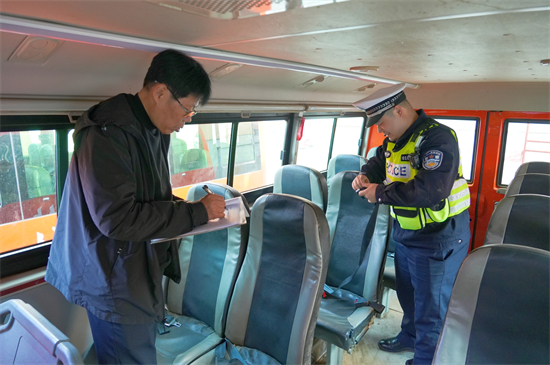 泉林公司開展營林生產前通勤車輛安全檢查活動(4).jpg