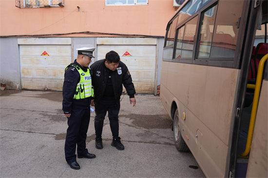 泉林公司開展營林生產前通勤車輛安全檢查活動（5）.jpg