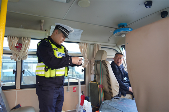 泉林公司開展營林生產前通勤車輛安全檢查活動（6）.jpg